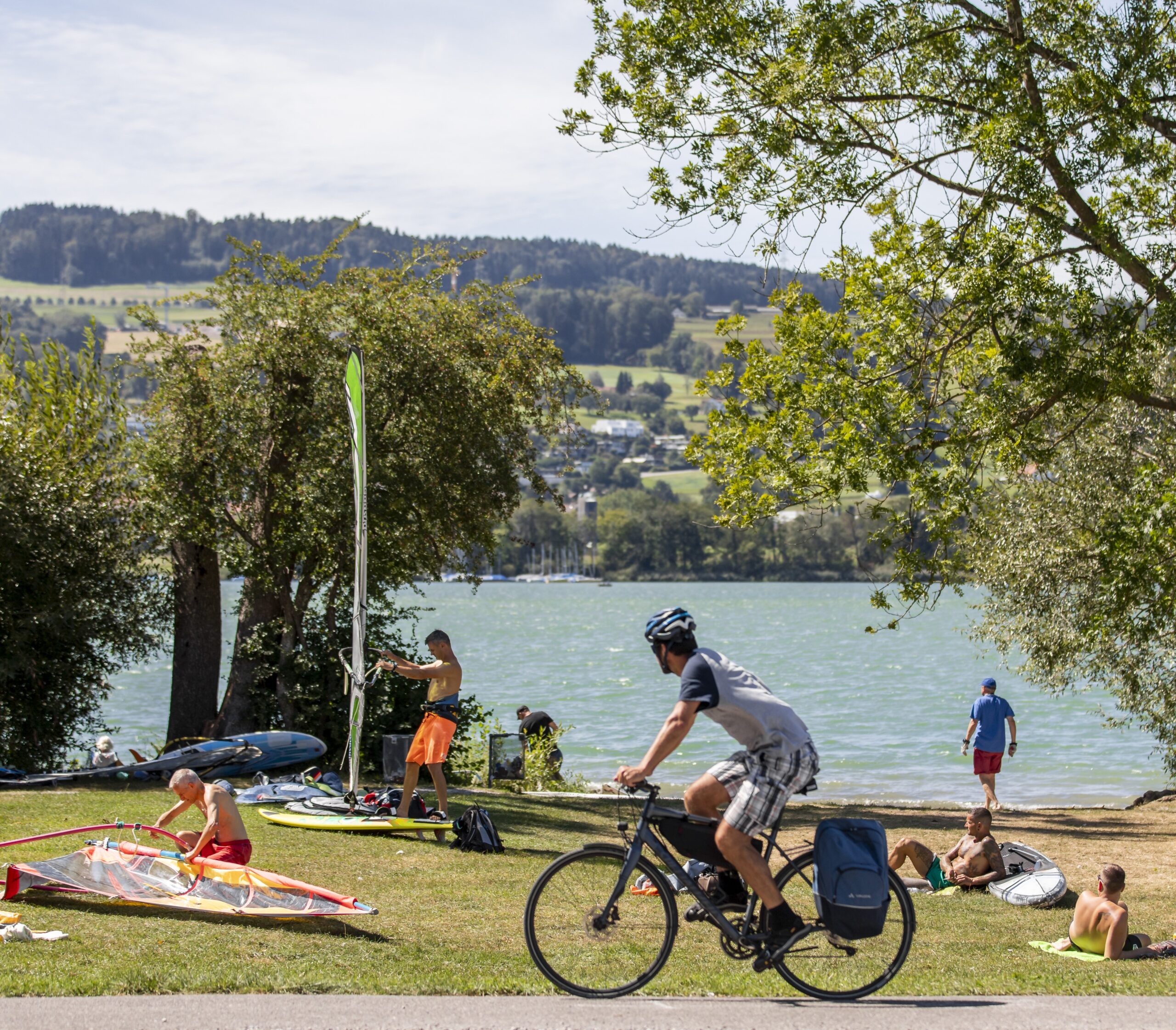 Sportlich angezogener Radfahrer am Ufer des Greifensees