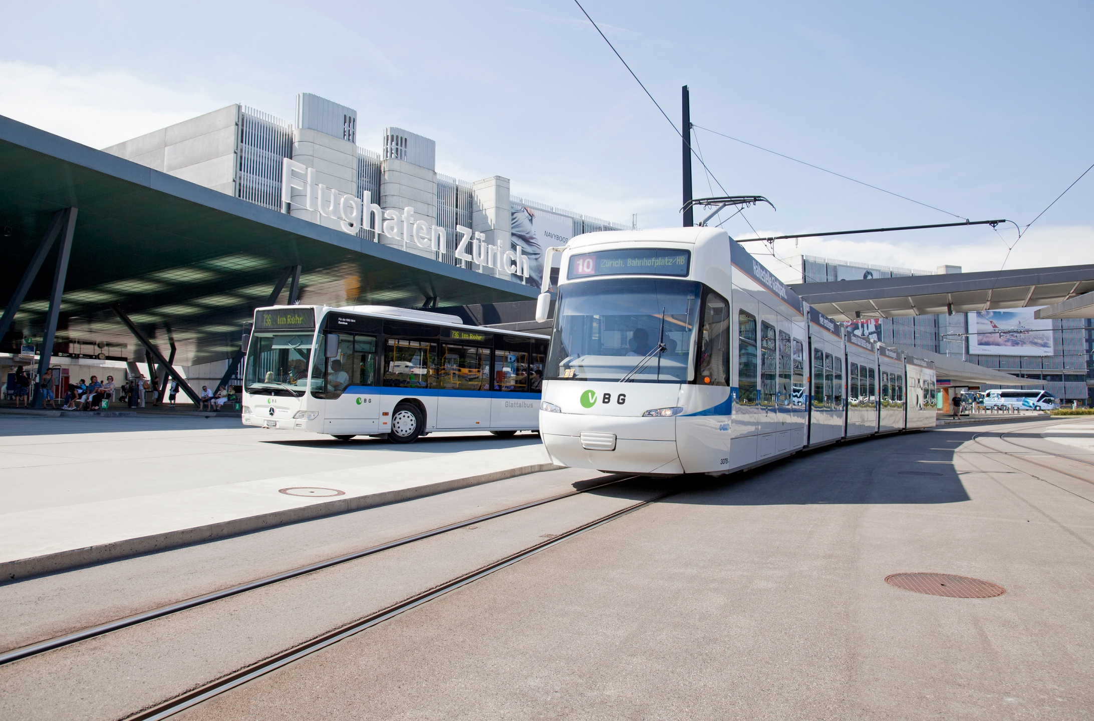 Bus und Tram vor Flughafen Zürich